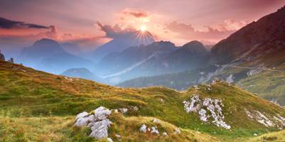 Sonnenuntergang in den Julischen Alpen mit Blick auf die Mangart-Straße.