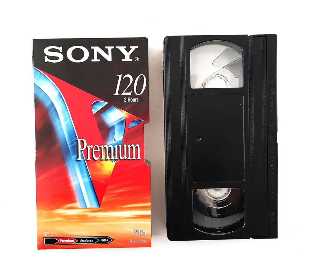 Videokassetten im Test: Eine Kassette steht neben der Verpackung.