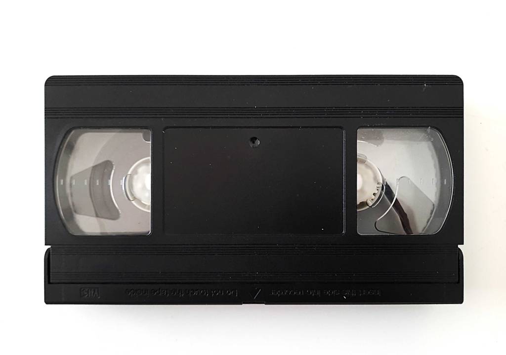Blick von oben auf eine Videokassette im Test.