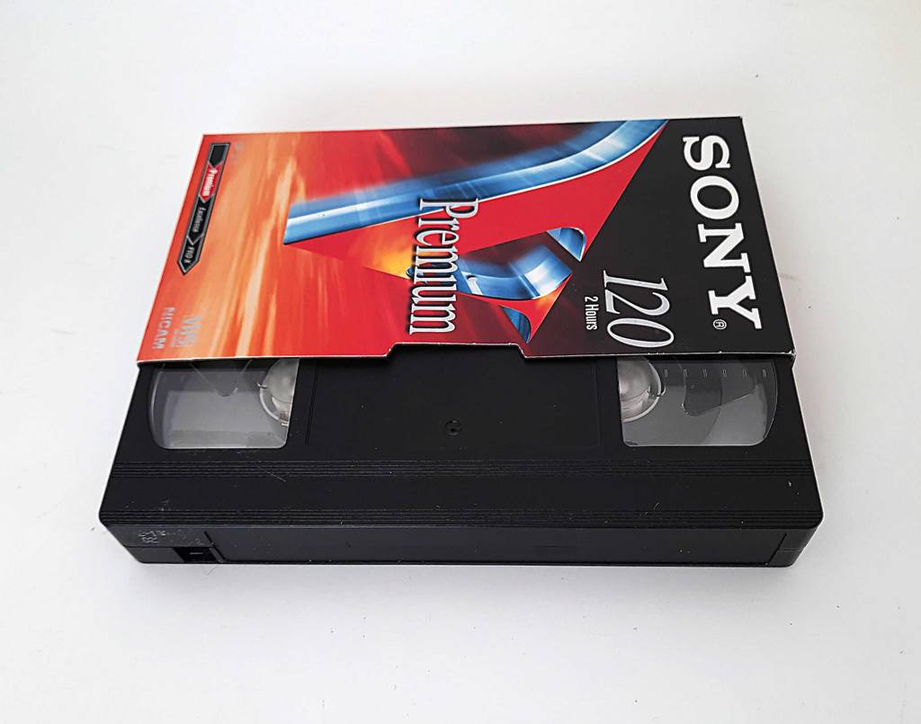 Videokassetten im Test: Eine Kassette ragt halb aus der Verpackung.