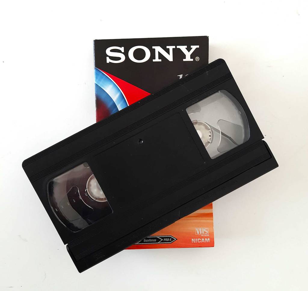 Eine Videokassette liegt zum testen quer auf der Verpackung.