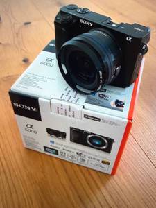 Eine spiegellose Sony-Systemkamera der Alpha-Reihe kann es auch mit einer Spiegelreflexkamera aufnehmen.