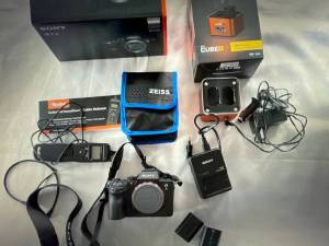 Sony-Alpha-Modelle sind in der Regel mit einem umfangreichen Zubehör erhältlich.