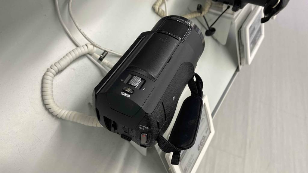 Getesteter Sony Camcorder FDR AX43 liegt auf einem hellen Untergrund.