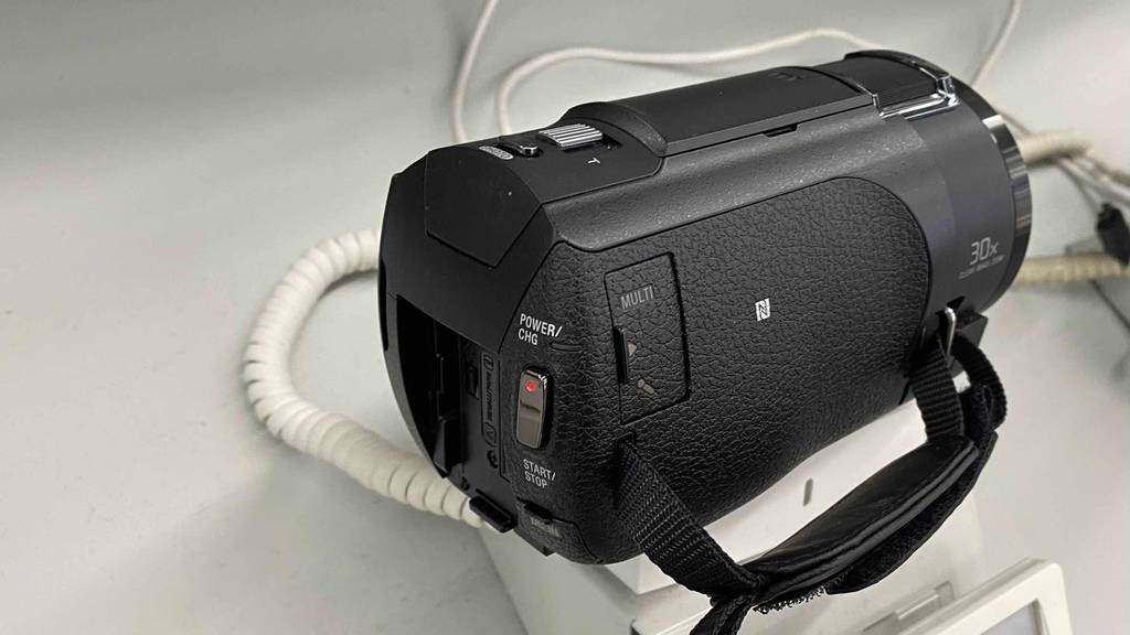 Sony Camcorder FDR AX43 im Test: Gerät hat ein schwarzes Design.