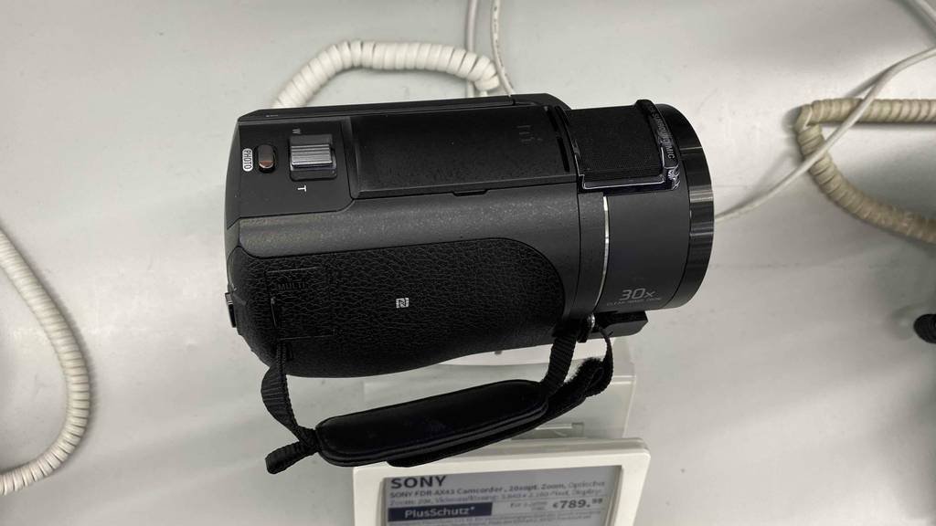 Sony Camcorder FDR AX43 getestet: Vor dem Gerät ist ein Preisschild angebracht.