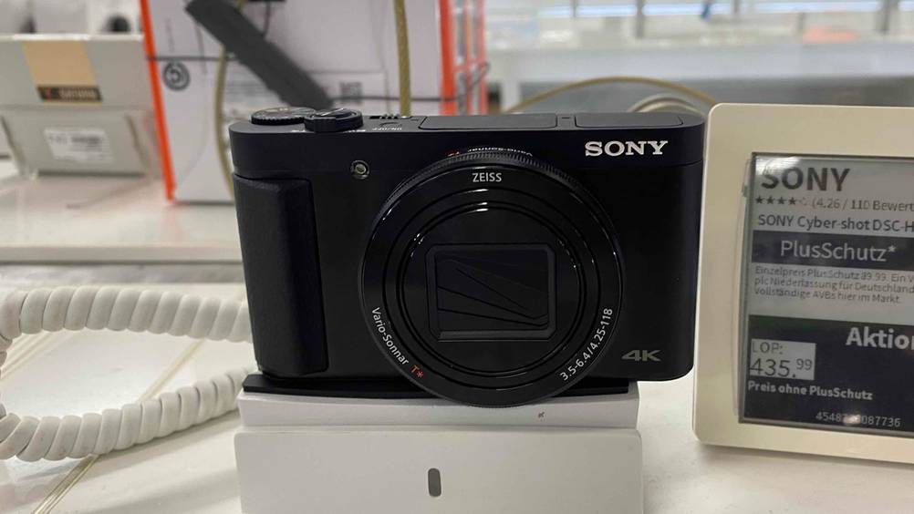 Neben der getesteten Sony-Digitalkamera CyberShot DSC HX-99 befindet sich ein Preisschild.