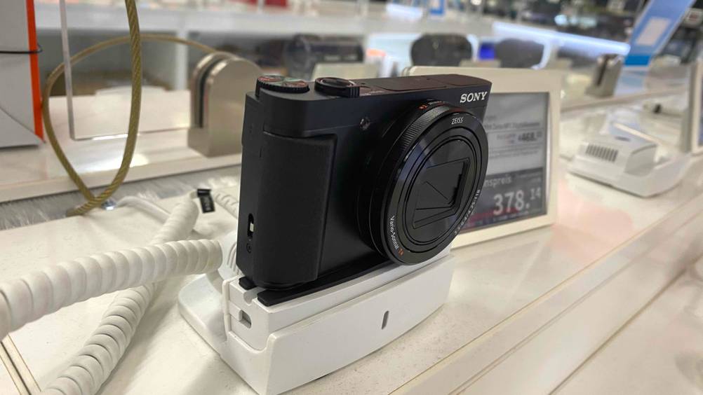 Sony-Digitalkamera CyberShot DSC HX-99 getestet: Kamera hat ein schwarzes Design.