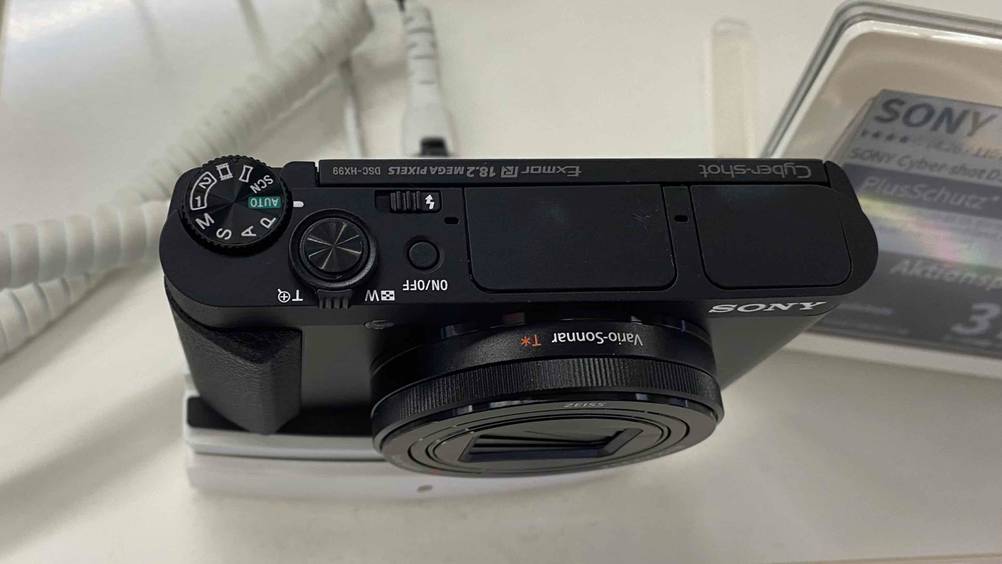 Sony-Digitalkamera CyberShot DSC HX-99 im Test: Kamera ist aus der Vogelperspektive abgebildet.