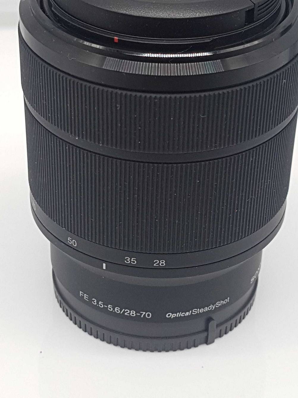 Nahaufnahme der Produktbeschreibung auf dem Sony-E-Mount-Objektiv im Test.