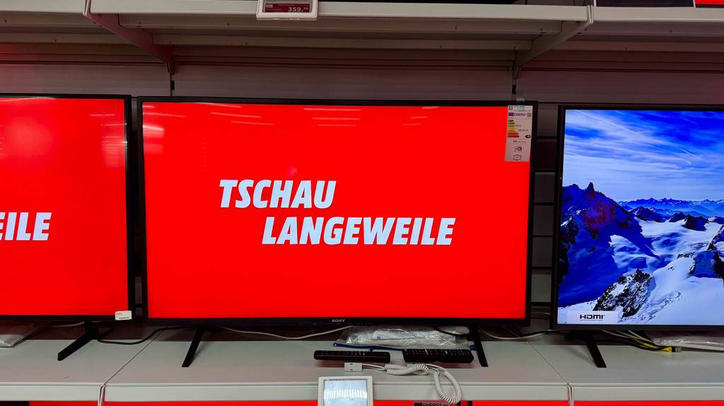 Auf dem eingeschalteten getesteten Sony Fernseher 43 Zoll steht groß Tschau Langeweile.