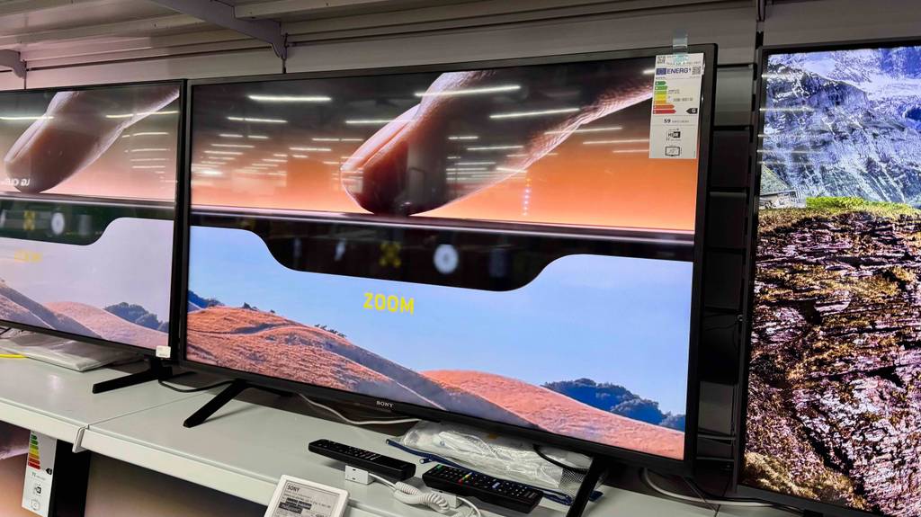 Sony Fernseher 43 Zoll im Test: mehrere Fernseher stehen eingeschaltet nebeneinander.