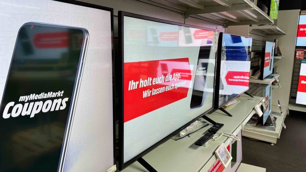 Blick von schräg seitlich auf einen Sony Fernseher 43 Zoll im Test.