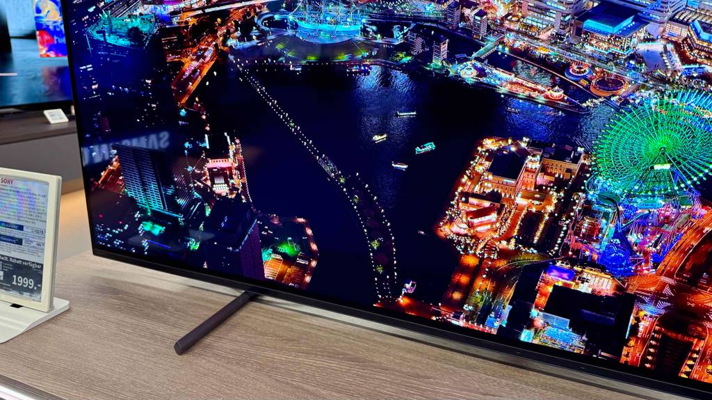 Sony-Fernseher 65 Zoll getestet: Detailansicht des Displays mit Blick auf den Standfuß.