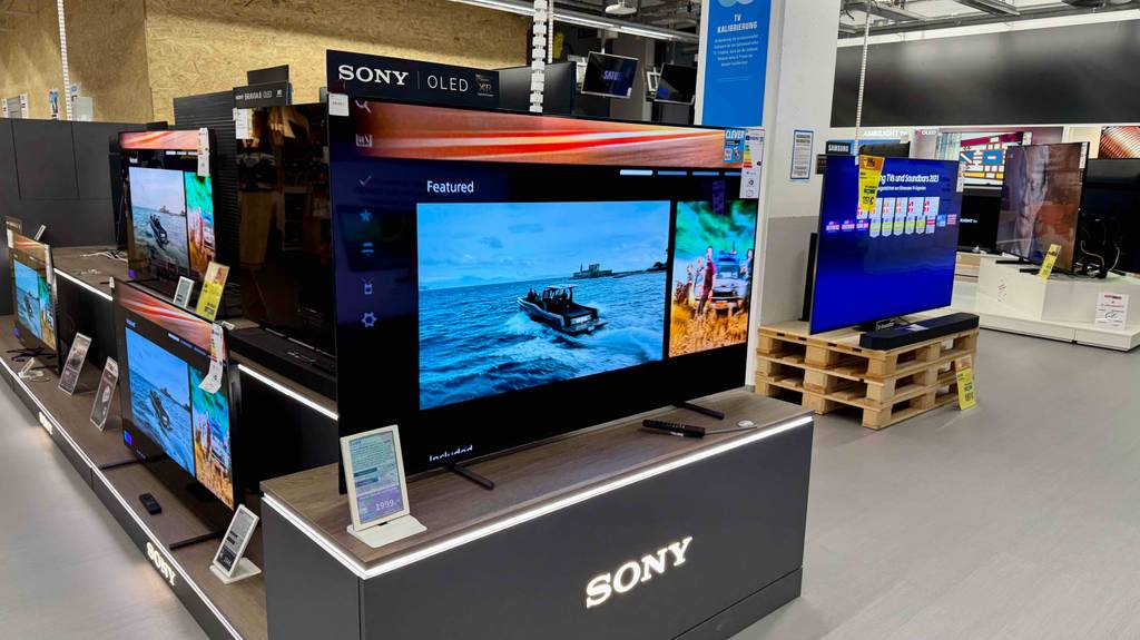 Im Test: Ein Sony-Fernseher 65 Zoll steht mit anderen Geräten zusammen in einem großen Raum.