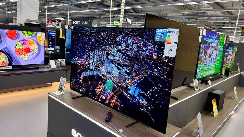 Blick von schräg vorn auf einen Sony-Fernseher 65 Zoll im Test.