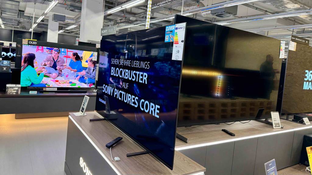 Seitenansicht eines getesteten Sony-Fernsehers 65 Zoll.
