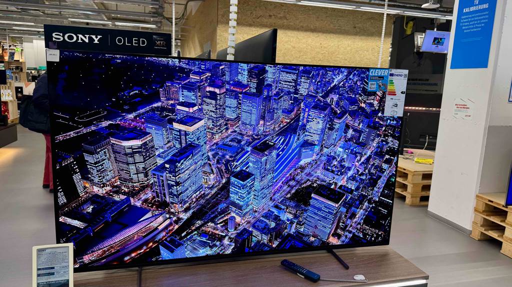 Im Test: Auf dem Display eines eingeschalteten Sony-Fernseher 65 Zoll ist eine Skyline zu sehen.