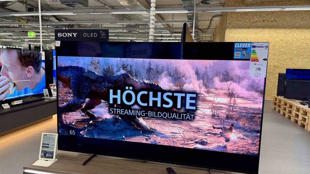 Frontansicht eines getesteten eingeschalteten Sony-Fernsehers 65 Zoll.