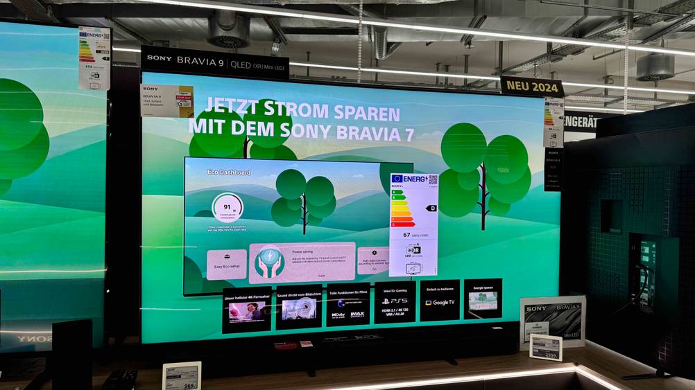 Der Sony-Fernseher im Test auf einem Verkaufsregal zwischen anderen Fernsehern.