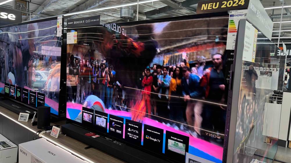 Auf einem Regal mit mehreren anderen Fernsehern steht der getestete Sony-Fernseher.
