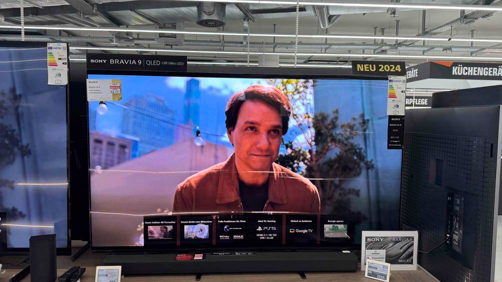 Ein getesteter Sony-Fernseher von vorne.