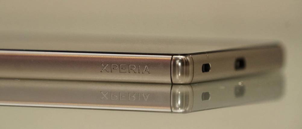 Sony-Smartphone liegt auf Tisch