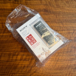 Das Sony ICD-UX570B liegt in seiner Verpackung auf dem Tisch