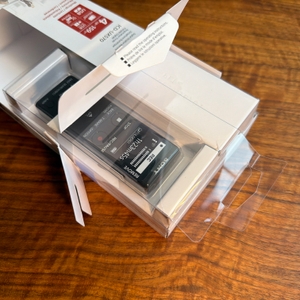 Das Sony ICD-UX570B ist halb aus der Verpackung gezogen