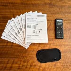 Der Lieferumfang vom Sony ICD-UX570B liegt auf einem Tisch