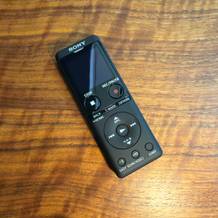 Das Sony ICD-UX570B liegt auf einem Tisch