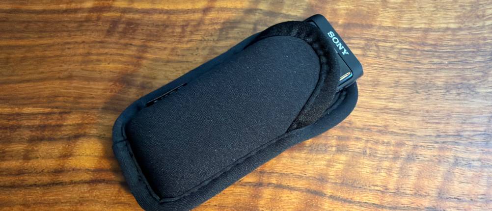 Das Sony ICD-UX570B liegt in der Hülle