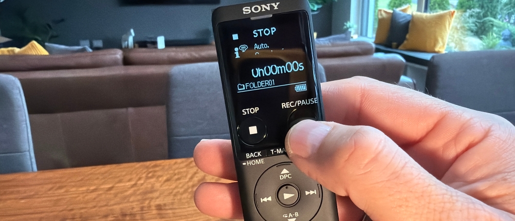Eine Hand drückt auf den Aufnahmeknopf vom Sony ICD-UX570B