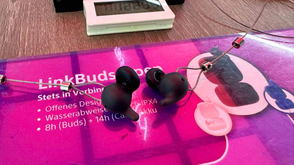 Sony-In-Ear-Kopfhörer-Test: Nahaufnahme der Sony-In-Ear-Kopfhörer auf einer pinken Fläche.