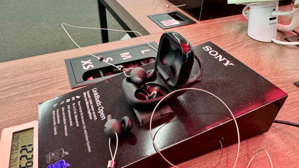 Sony-In-Ear-Kopfhörer im Test: Das Ladecase in einer Austellung, darin ein Kopfhörer und einer davor.