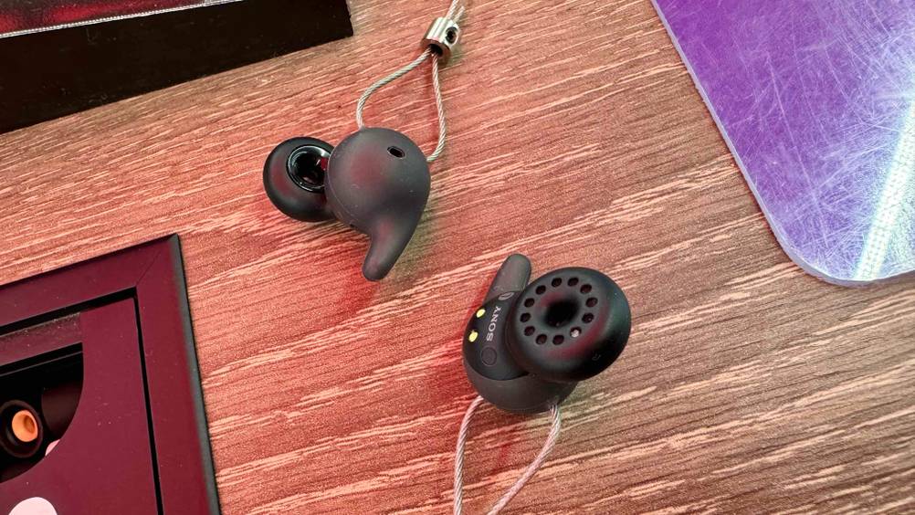 Die getesteten Sony-In-Ear-Kopfhörer auf einer Holzfläche.