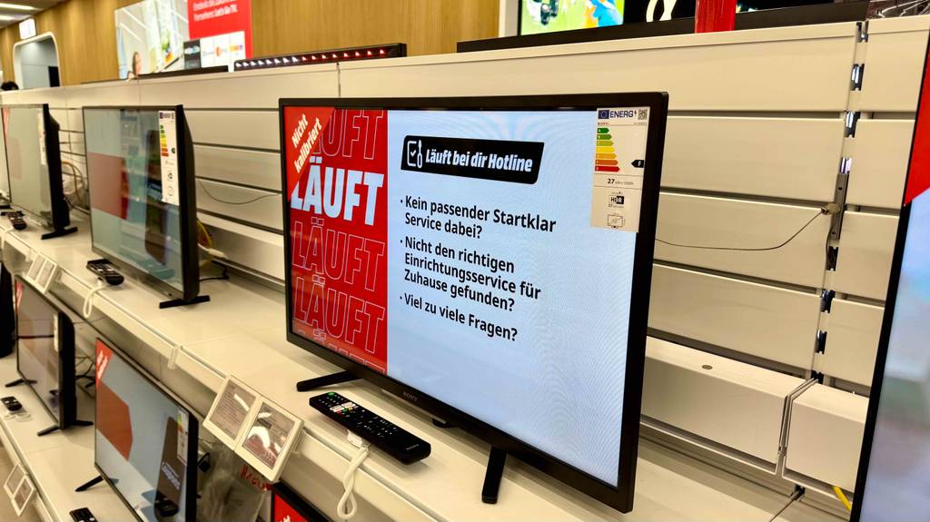 Test: Der Fernseher bis 500 Euro inklusive Fernbedienung steht auf einem Ausstellungsregal im Geschäft.