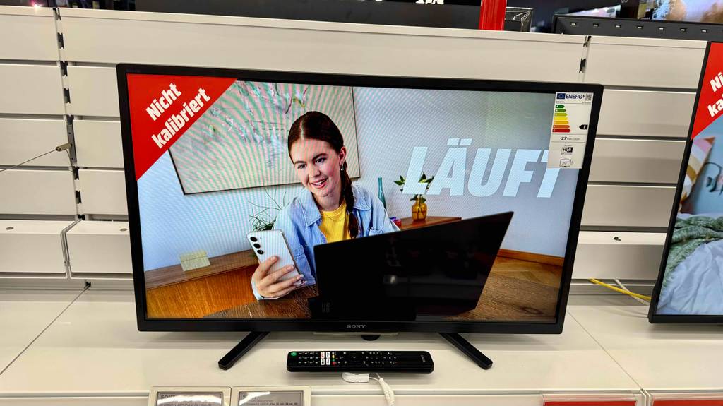 Ansicht von vorn auf den Fernseher bis 500 Euro im Test, der auf einem Ausstellungsregal im Verkauf steht.