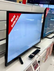 Der getestete Fernseher bis 500 Euro steht in einer Reihe mit weiteren Fernsehern auf einem Verkaufsregal.