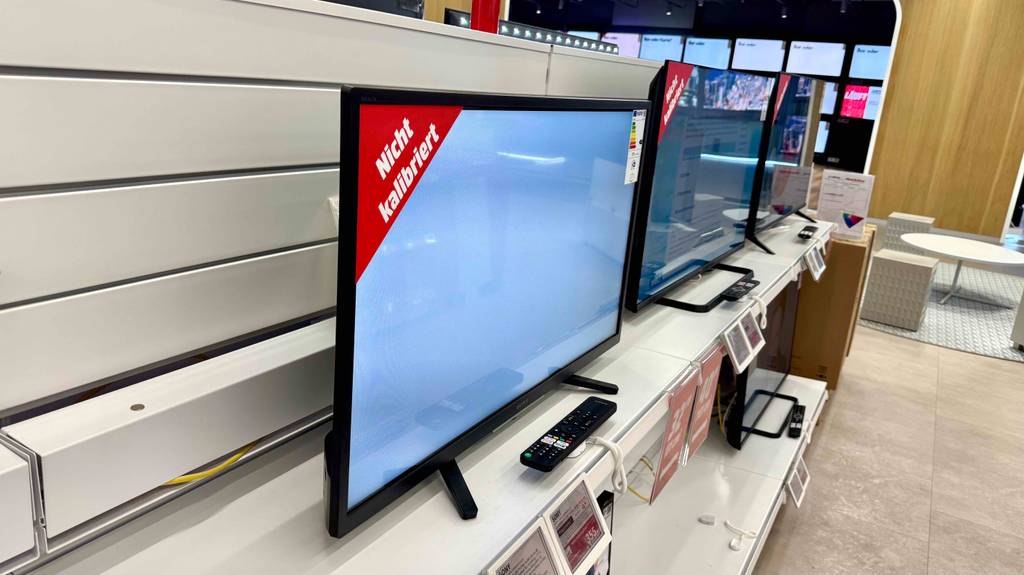 Der getestete Fernseher bis 500 Euro steht in einer Reihe mit weiteren Fernsehern auf einem Verkaufsregal.