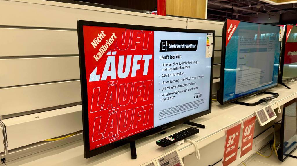 Im Test: Der Fernseher bis 500 Euro steht in einer Reihe neben weiteren Fernsehern im Verkaufsbereich.