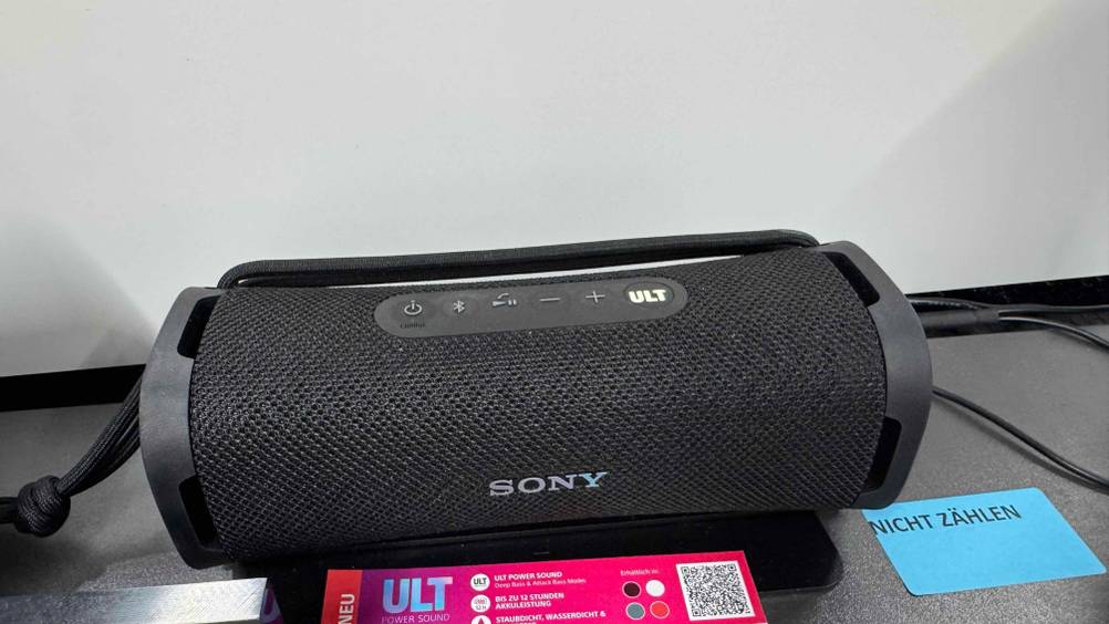Ein getesteter Sony-Lautsprecher von vorne auf einer dunklen Fläche stehend.