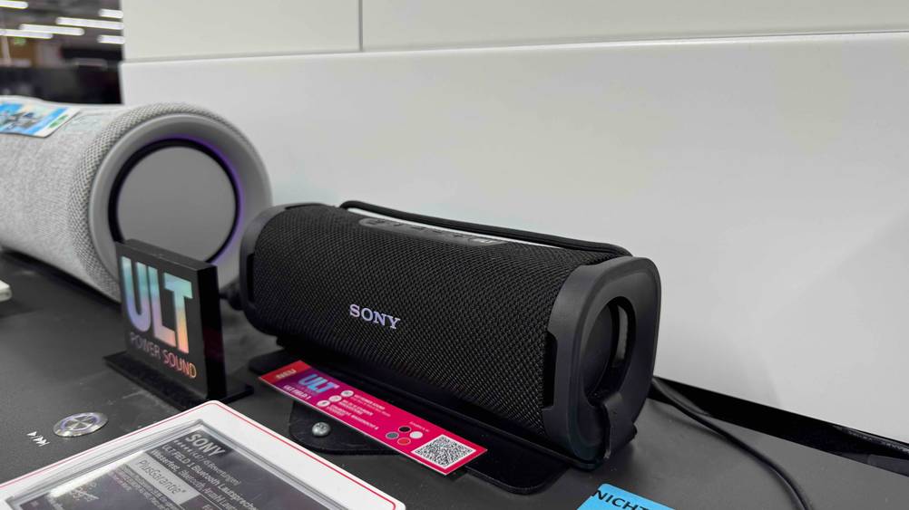 Ein getesteter Sony-Lautsprecher von schräg seitlich auf einer dunklen Fläche.