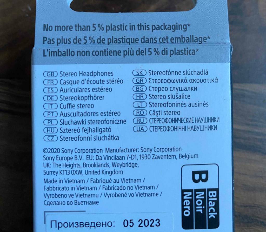 Ansicht der Rückseite einer plastikarmen Originalverpackung von getesteten Sony-Kopfhörern.