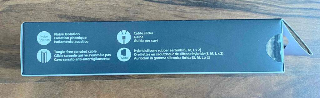 Sony-Kopfhörer im Test: Eine anthrazitfarbene Verpackung inklusive Produktangaben liegt auf einer Holzoberfläche.