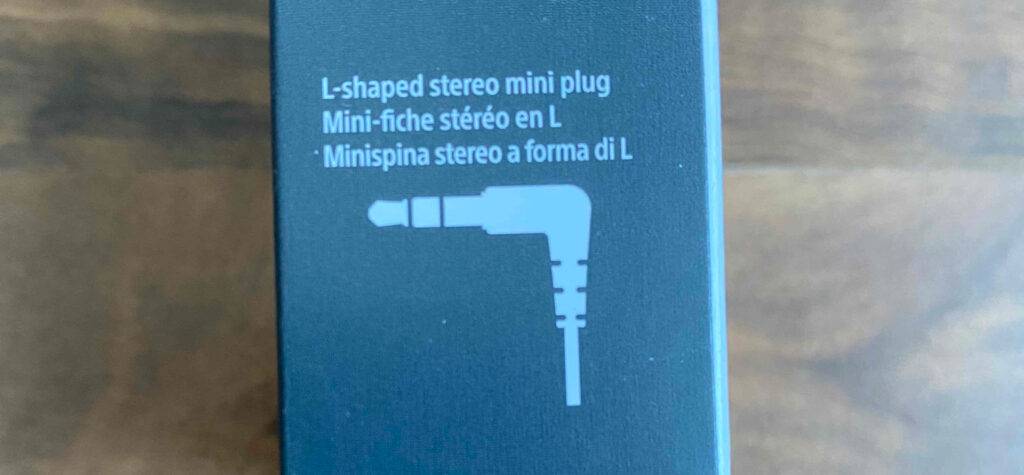 Sony-Kopfhörer-Test: Detailansicht der anthrazitfarbenen Verpackung, auf der ein Stereo Mini Plug zu sehen ist.