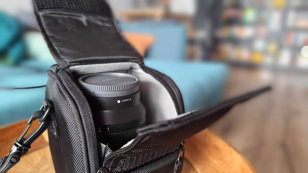 Im Test: Nahaufnahme einer geöffneten Objektivtasche auf das umgedrehte Objektiv im Inneren.