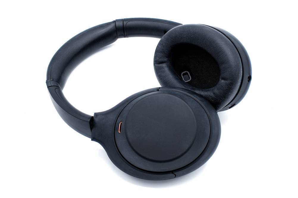 Sony-Over-Ear-Kopfhörer im Test: Schwarzes Gerät auf weißem Hintergrund.