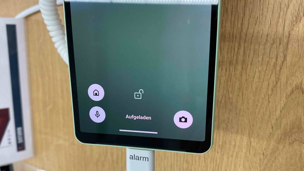 Im Test: Untere Hälfte eines Smartphones mit 6 Zoll mit angeschlossenem Ladekabel und Displaymeldung mit 