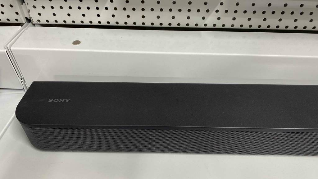Nahaufnahme einer getesteten Sony-Soundbar auf einem Verkaufsregal.